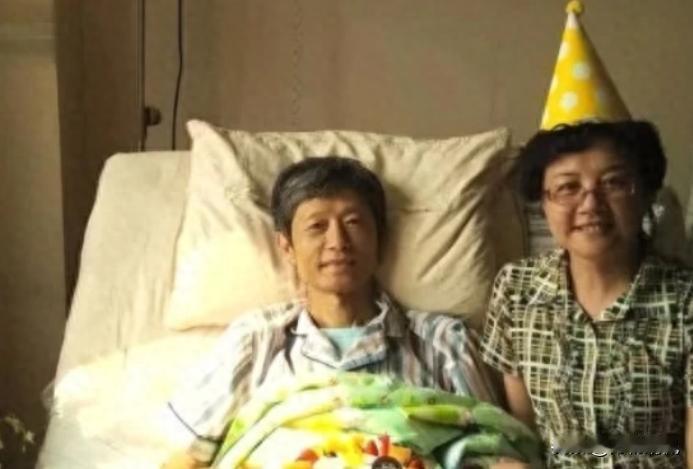2016年，艾跃进在病床上，，与自己妻子一起过的最后一个生日，镜头中的他此时虽然