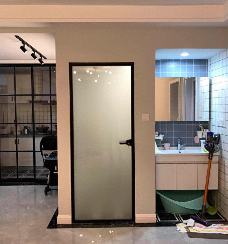 去朋友家做客，上完厕所顺手把门关上了。朋友过来敲敲门：你关它干啥？开着通风散味啊