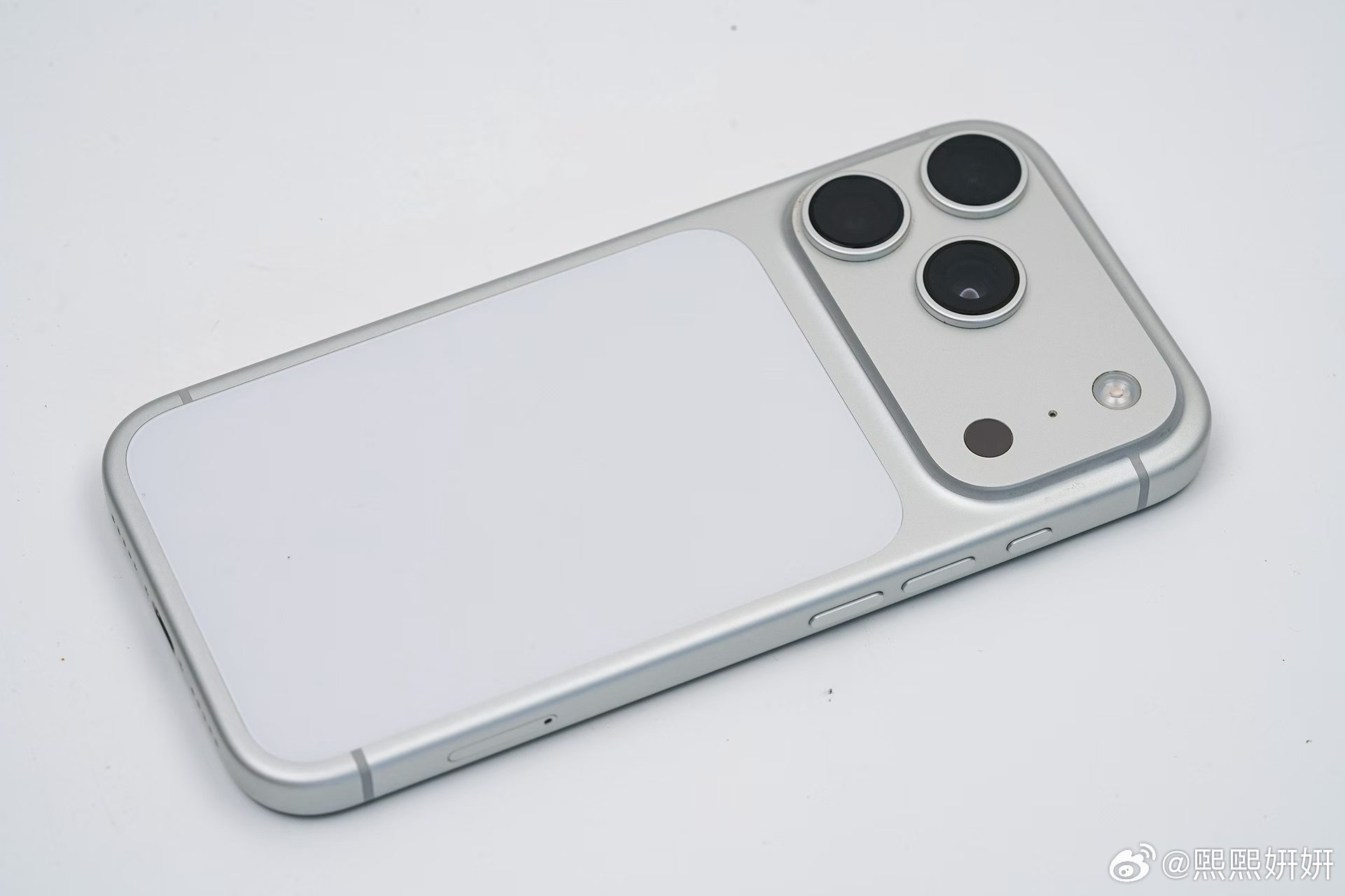 iPhone 17 Pro所搭载的热锻一体式铝合金，是把中框、摄像头基座整合为单