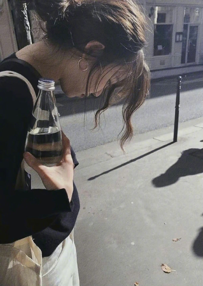 东野圭吾《恶意》中很真实的一句:“你永远不会知道，那些生活中看似跟你亲密的人，会