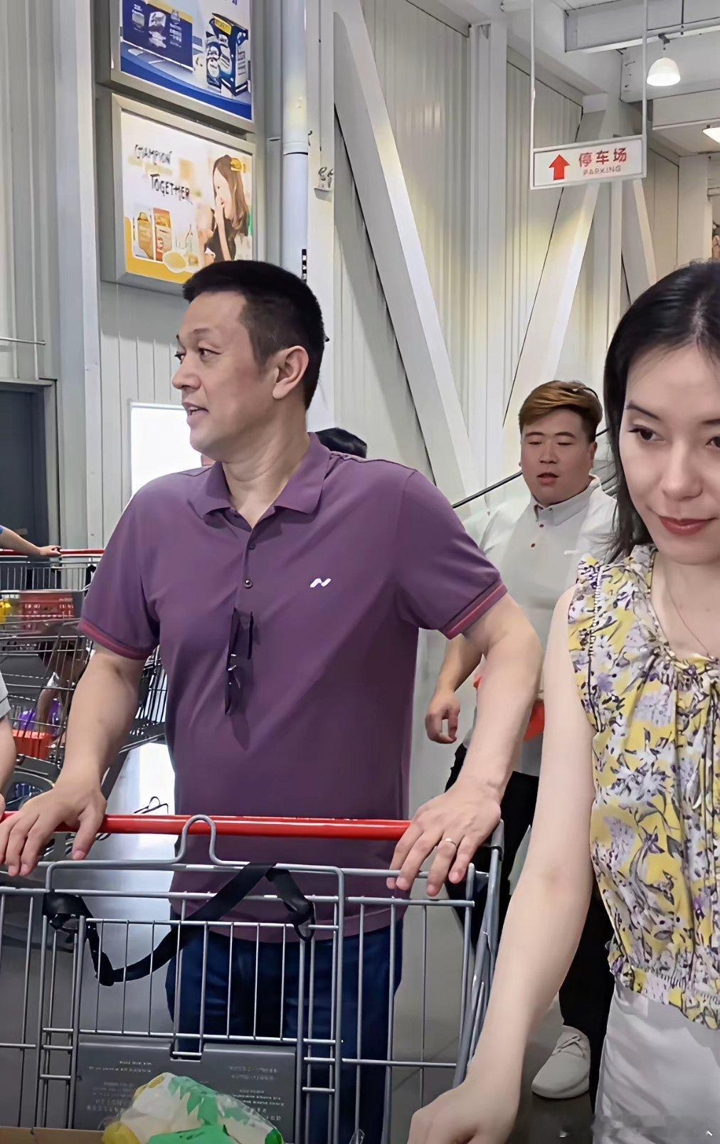 蔚小理三家车企最近宣传方式格外独特！李斌开着乐道L90，陪老婆逛开市客！李想开着