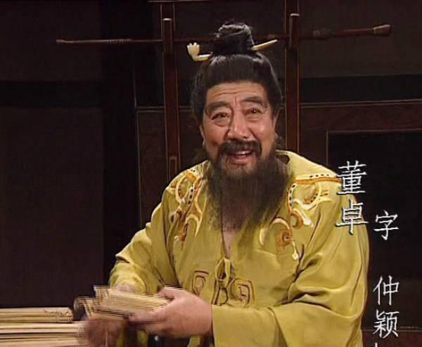 这句话出自《三国志·操董卓传》。原文是：“诸候试董卓，即结盟，便散。”意思是诸侯