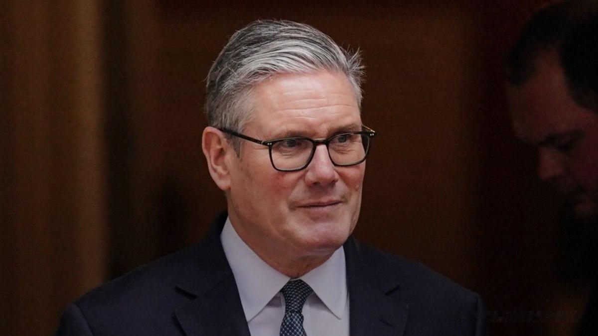 英国首相斯塔默正被四面夹击——内阁逼宫、媒体预测周一辞职，特朗普这时候还跳出来说