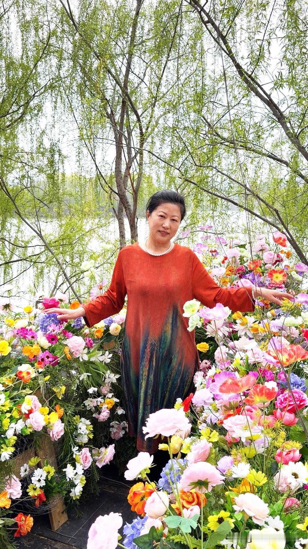 人间最美四月天，
大连西郊的西山湖公园，美得让人沉醉。

今年的西山湖公园，湖边