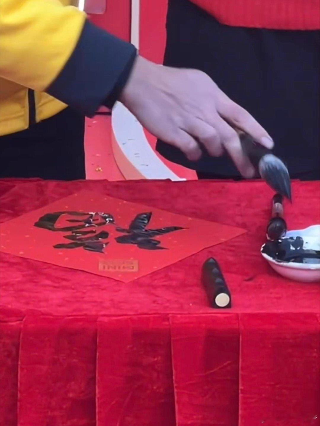 外卖小哥闯进了书法赛道 发现外卖小哥的才艺含金量还在不断的上升了呀，之前只知道他