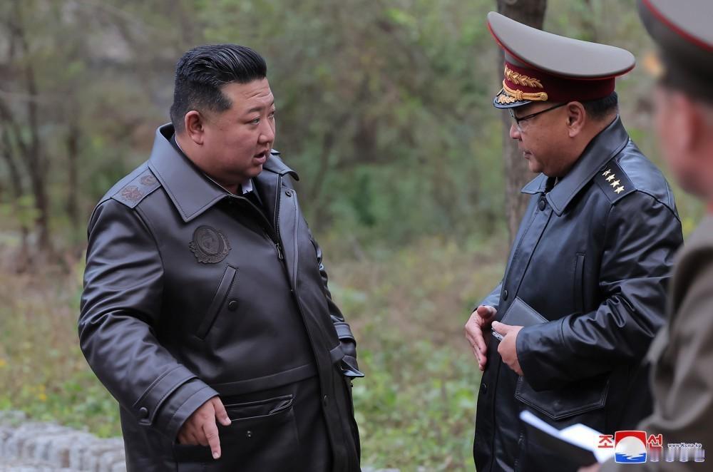 就今天，金正恩去视察导弹基地，这可不是去旅游，分明是在给世界展示“我不好惹”。据