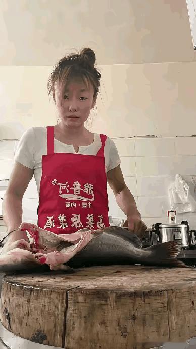 这杀鱼手法干净利落哦
