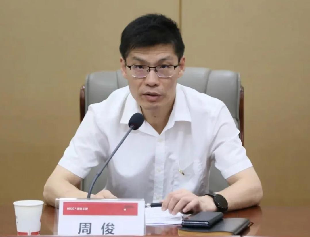 “常在河边走”的湖北水发集团总经理周俊幡然醒悟，投案自首。
     湖北省纪委