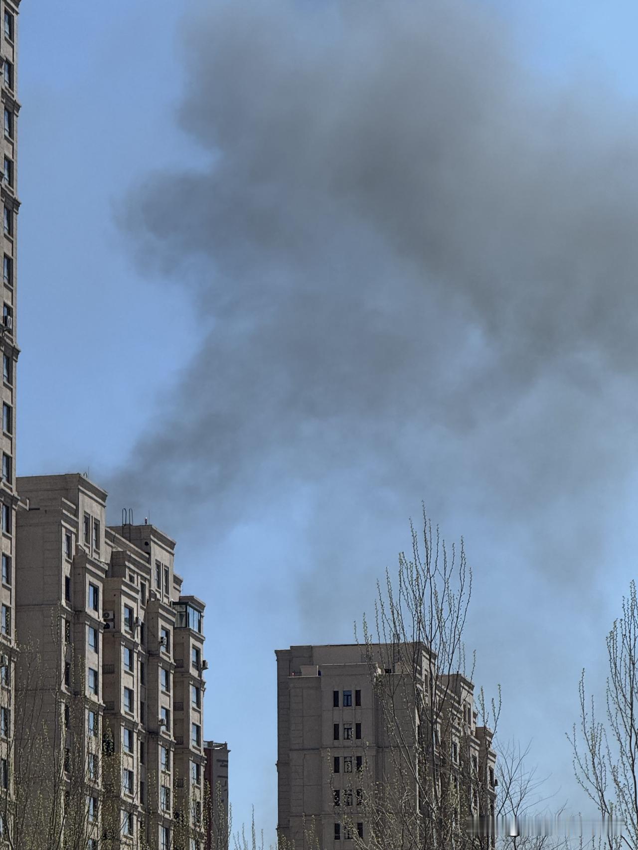 在楼下溜达，看见前面的房子好像着火了，冒着黑烟