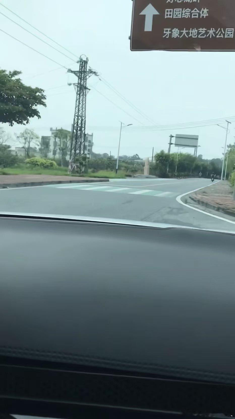 我发现考手动挡的人好奇怪他们辛辛苦苦把手动挡驾照考到手，结果却买了辆自动挡车，我
