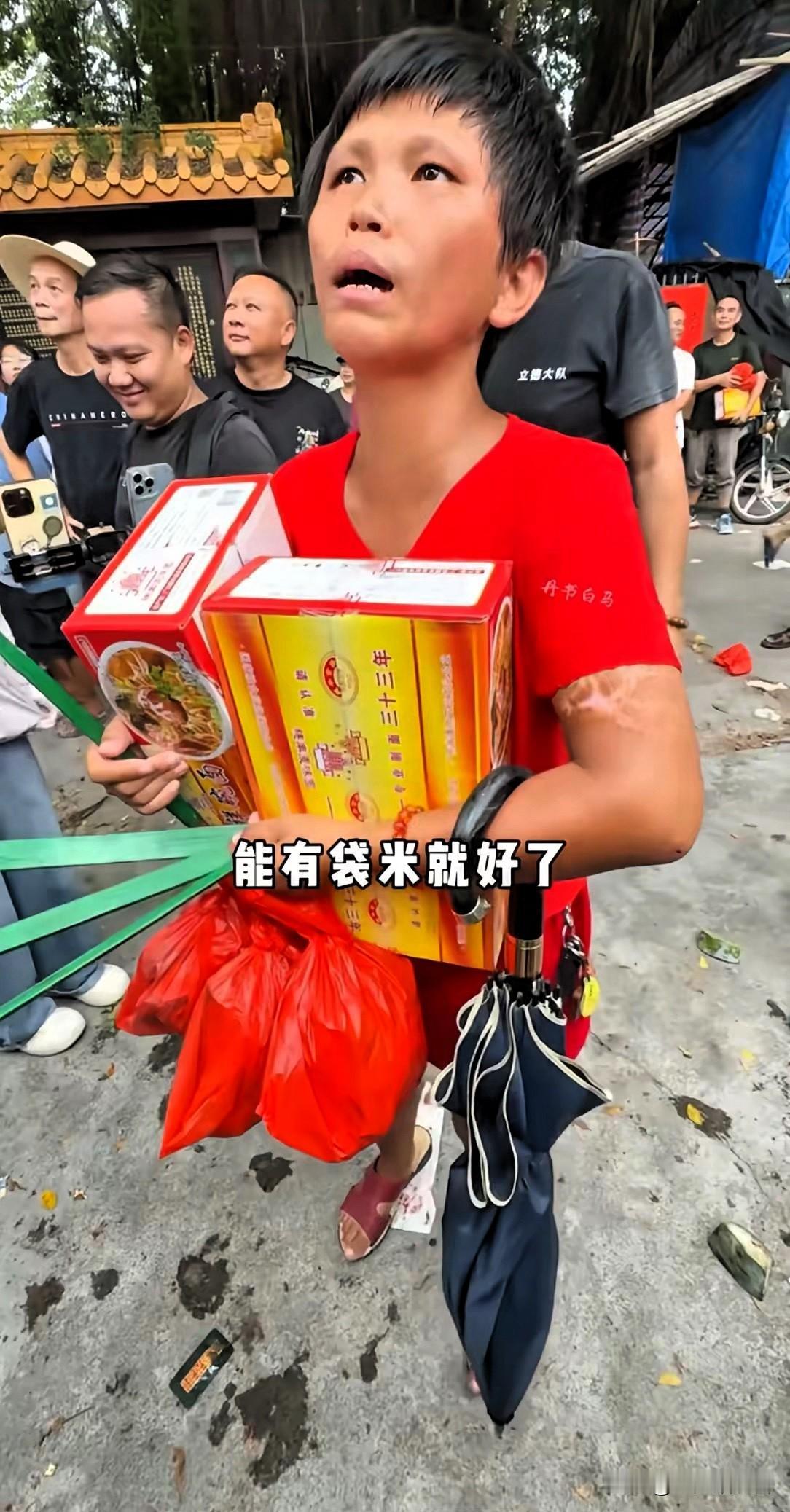 这两天被潮汕施孤现场的一位红衣女子刷屏了。

​她刚出生就被亲生父母抛弃，养父母