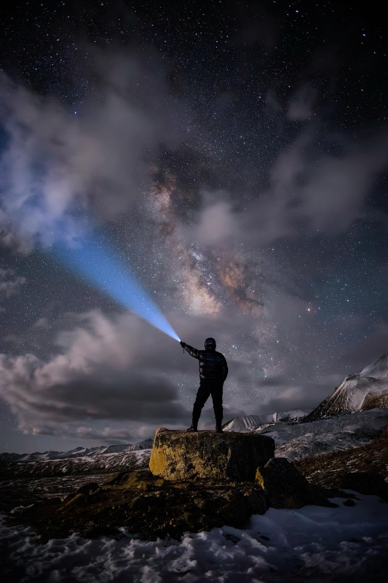 提前借助软件查看了国王峰的星空银河，很幸运拍到了。西藏星空 西藏旅游 西藏领队 