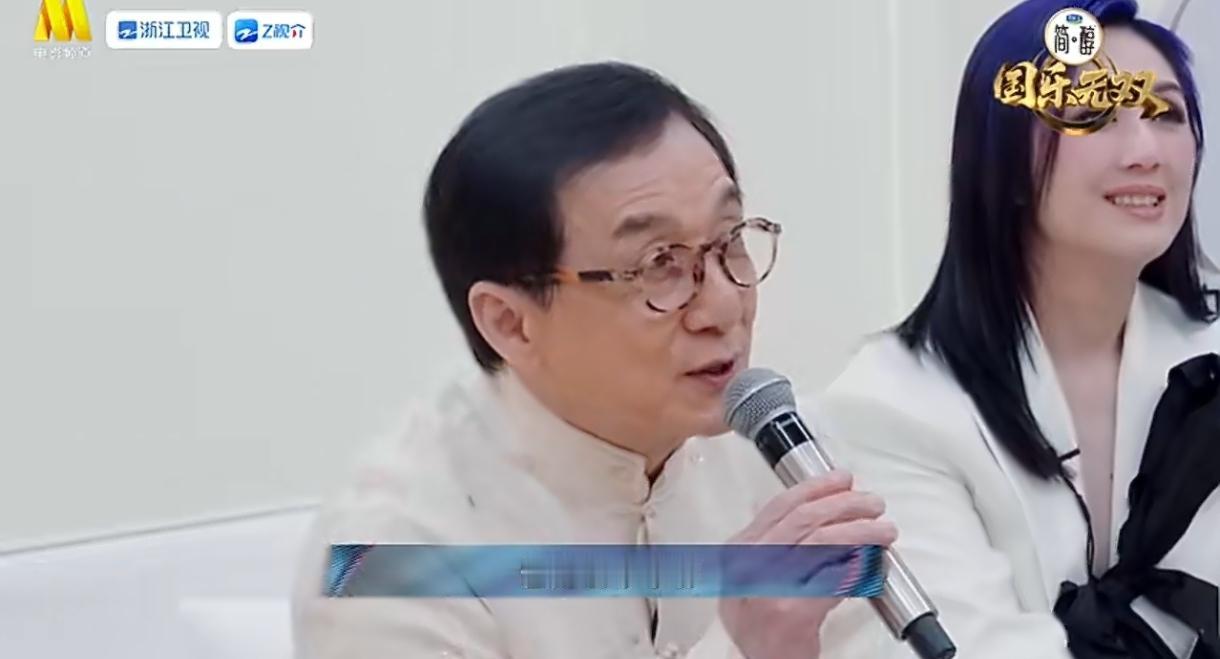 谁能想到还有这种反向“劝退”！成龙当着大家的面，笑着让张杰别再唱自己的歌，突如其