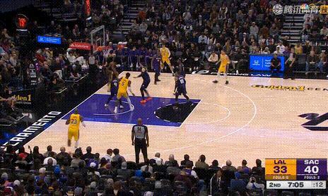 詹姆斯这大空位三分，还是不中！

湖人打了一节半，全队三分15中2，东契奇和克内