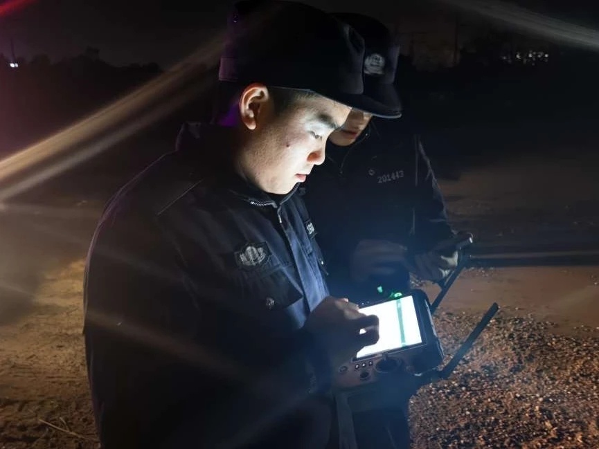 宁波宁海民警深夜进山搜救走失八旬老人   深夜山林夜色沉沉，八旬老人不慎走失被困