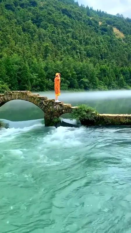 我挺同意“人品决定成败”这个观点。
人品好的人就像自带吸铁石。诚实、守信、善良这