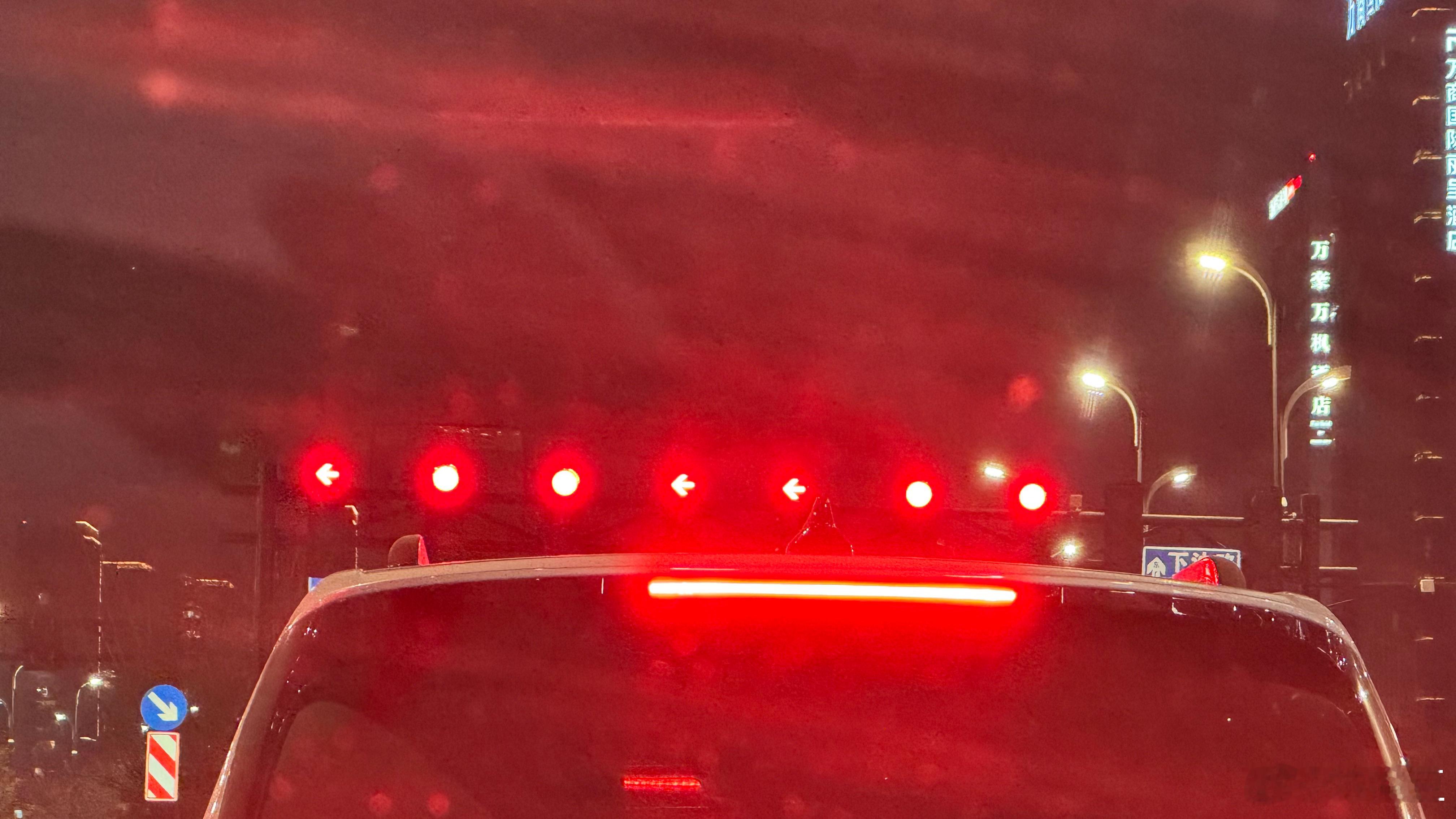 这次出去外地出差，江苏那边特别多这种中间车道是左拐不是直行车道，于是特斯拉 FS