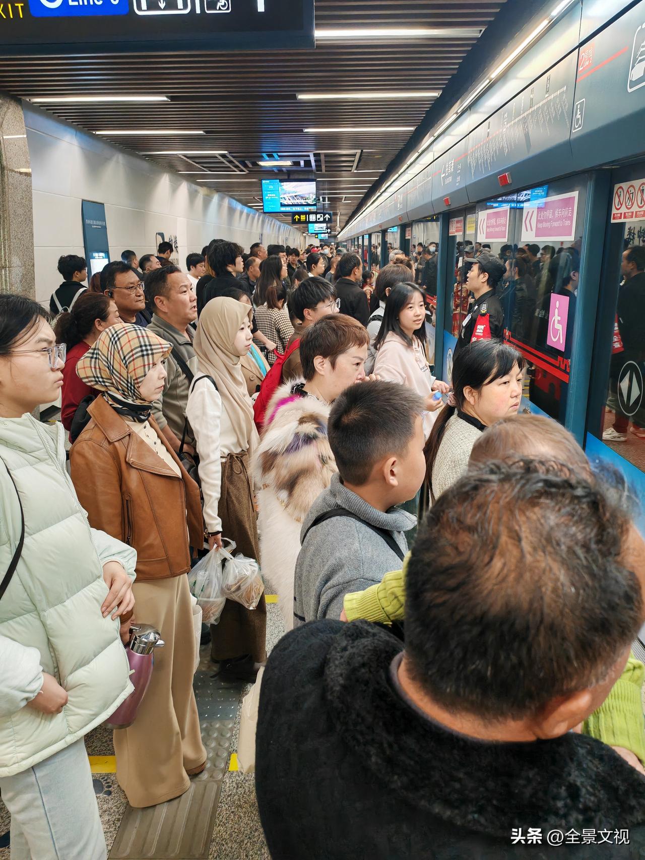 今天中午三点西安地铁2号线与6号线钟楼换成，人山人海，车上更是无立锥之地。
  