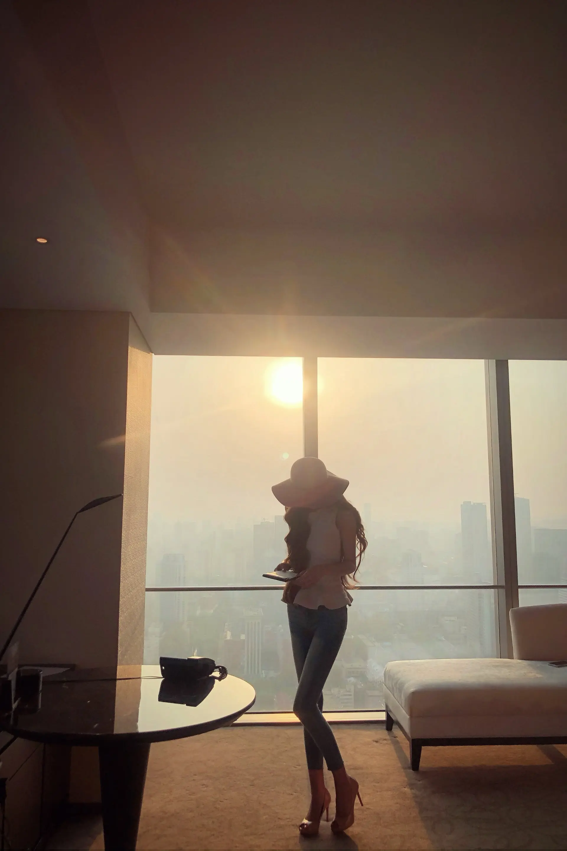 女孩你别太天真  没有人会爱上纯粹的你  每个人都在衡量你的价值