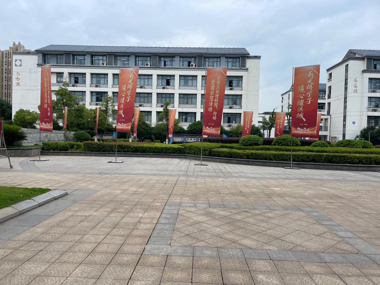 #校园变成名利场#