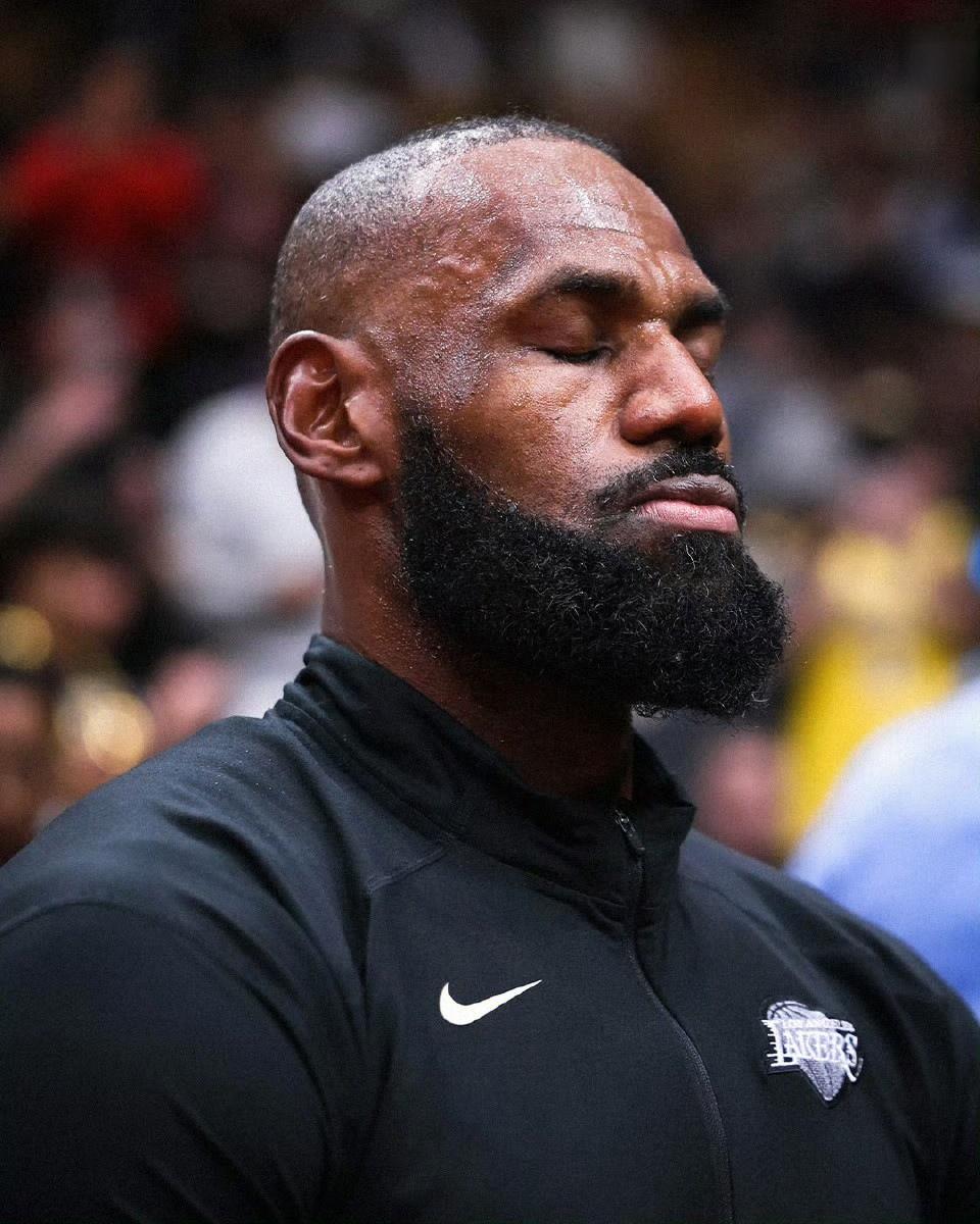 詹姆斯连续1297场上双记录中断！湖人123-120绝杀猛龙，一战打出了2个无可