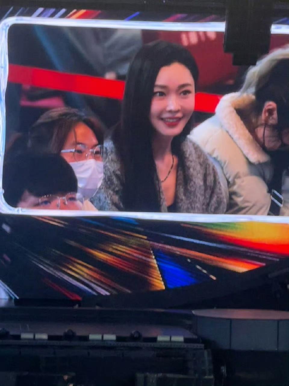演唱会现场偶遇宋轶  在单依纯演唱会现场偶遇宋轶  震撼！单依纯歌声正嗨，宋轶现