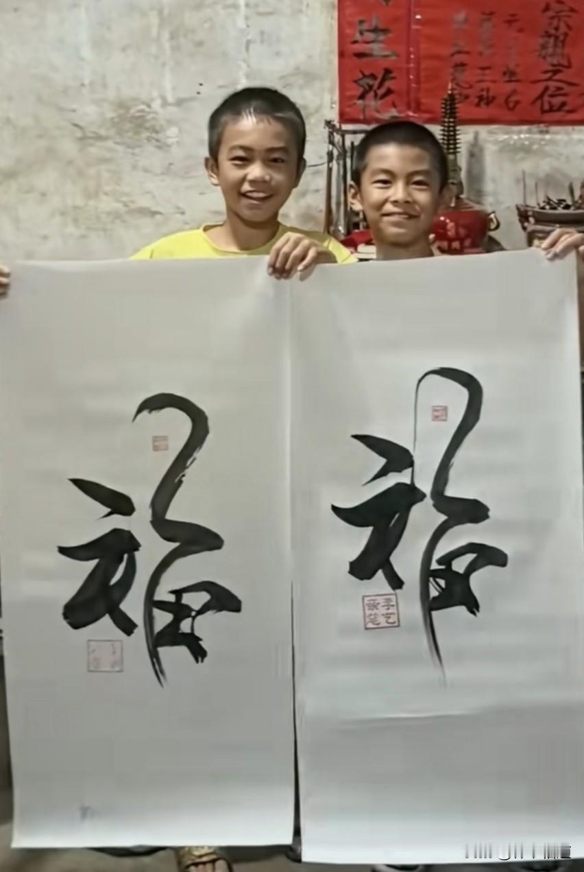 李明同学的书法丑死啦。
近期，网上掀起了一股吹捧广西13岁男孩李明同学所写书法的