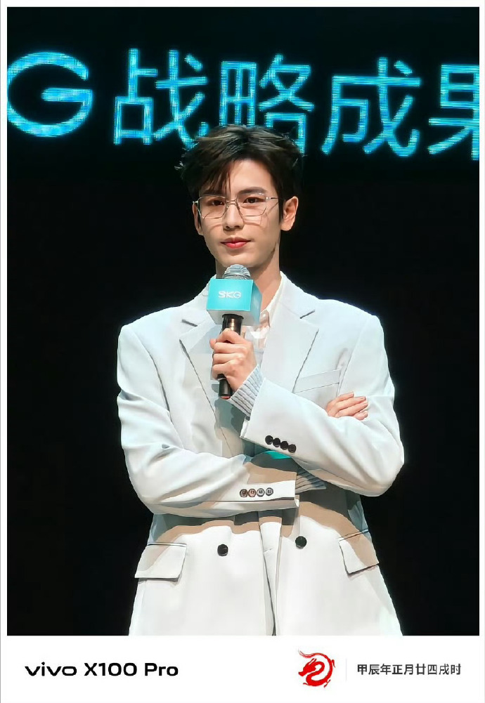 张凌赫与名媛合影姐也是见过张凌赫版 牛牛好帅~ 