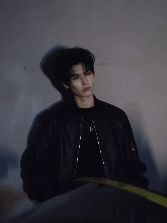 黑系穿搭冷感拽气拉满 镜头怼脸也毫无压力哦 黄俊捷怎么这么帅啊车里那帧慵懒感太迷