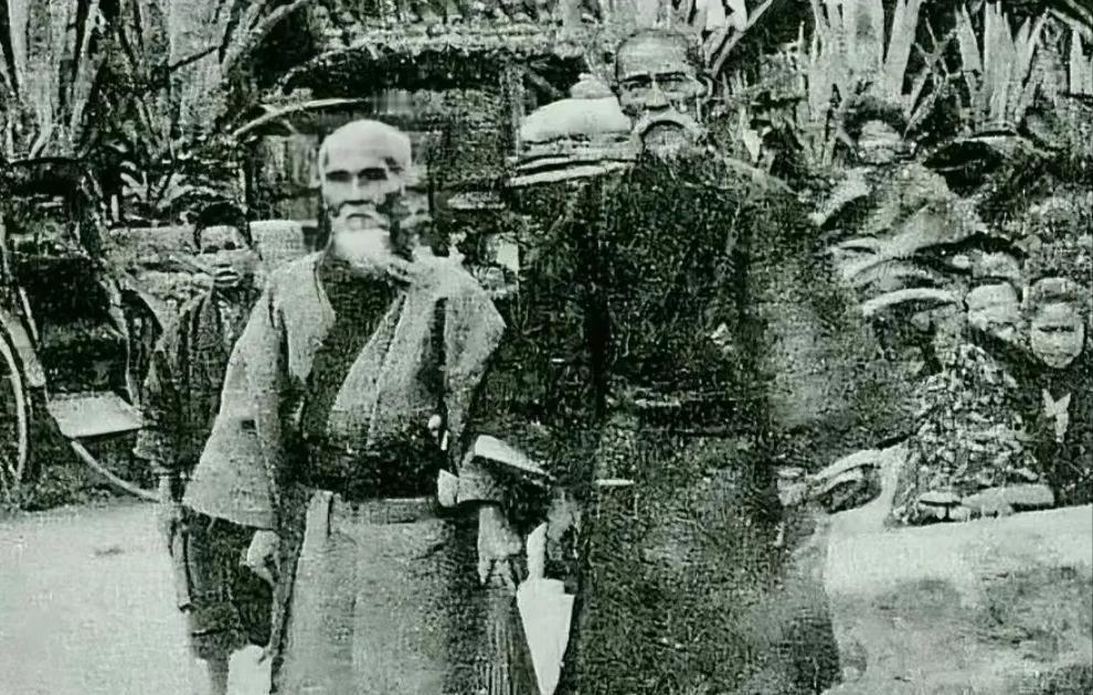 100多年前，日本侵吞琉球时，琉球王派人向清朝求救，在李鸿章的府邸前长跪不起，被