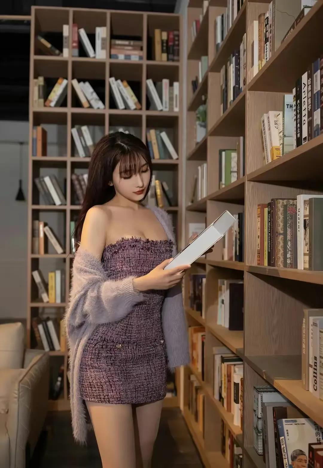 美女爱看书，美女白色西装，白裙