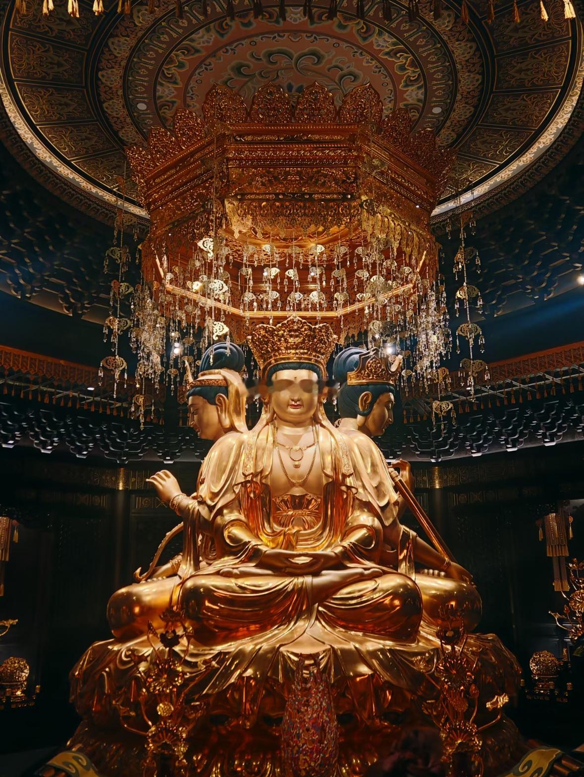 殿内三面观音，护佑四方🙏，把心愿留在评论，静待如愿。 ​​​