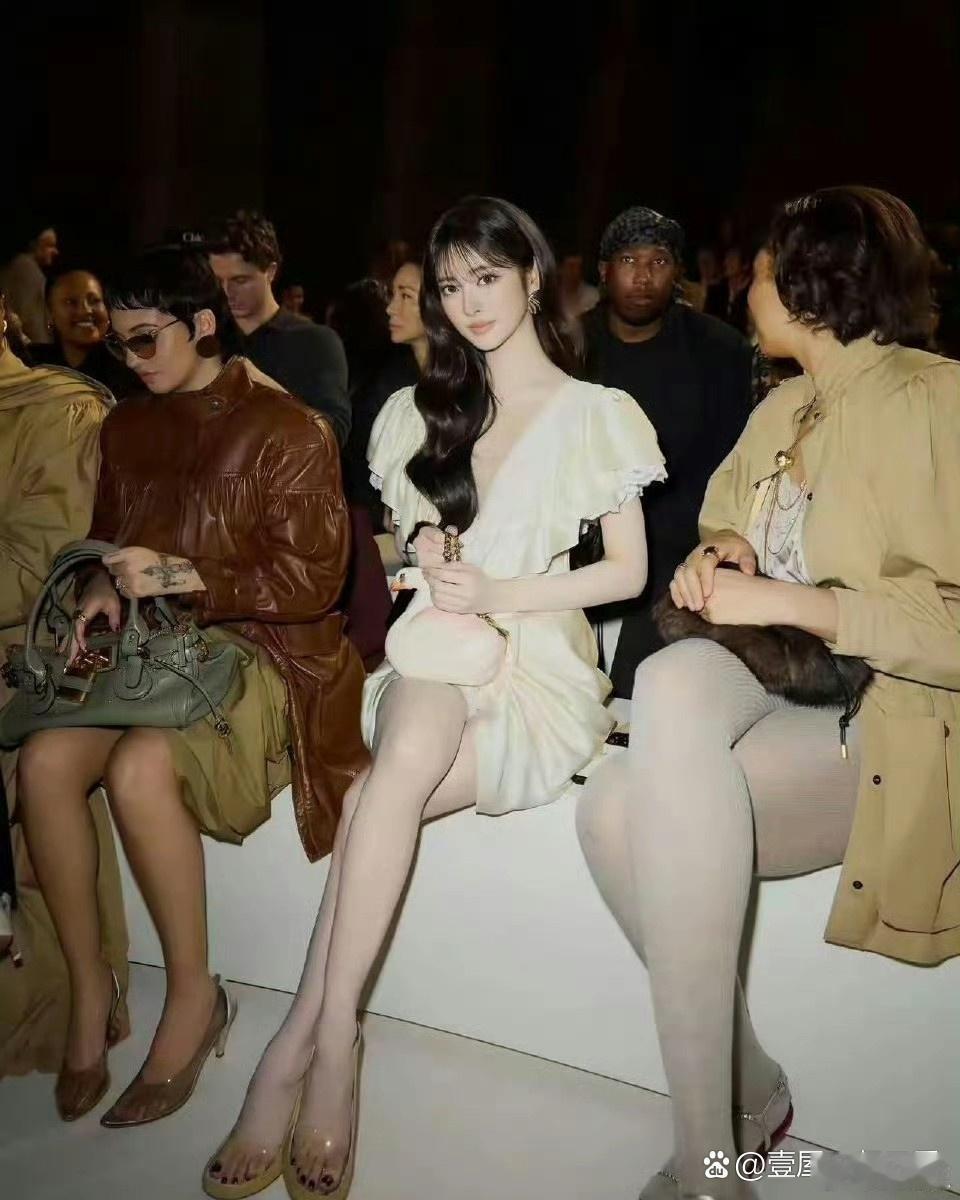 比白人更白的看秀的亚洲女星