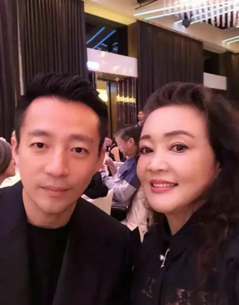 张兰直播间硬刚大S:人不犯我我不犯人！

张兰直播间回应大S发律师函起诉她和汪小