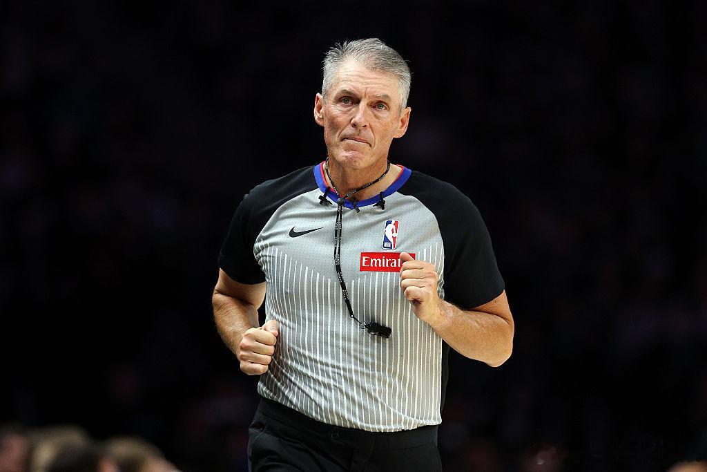 总决赛G5裁判长——斯科特·福斯特。nba总决赛尼克斯3比1马刺