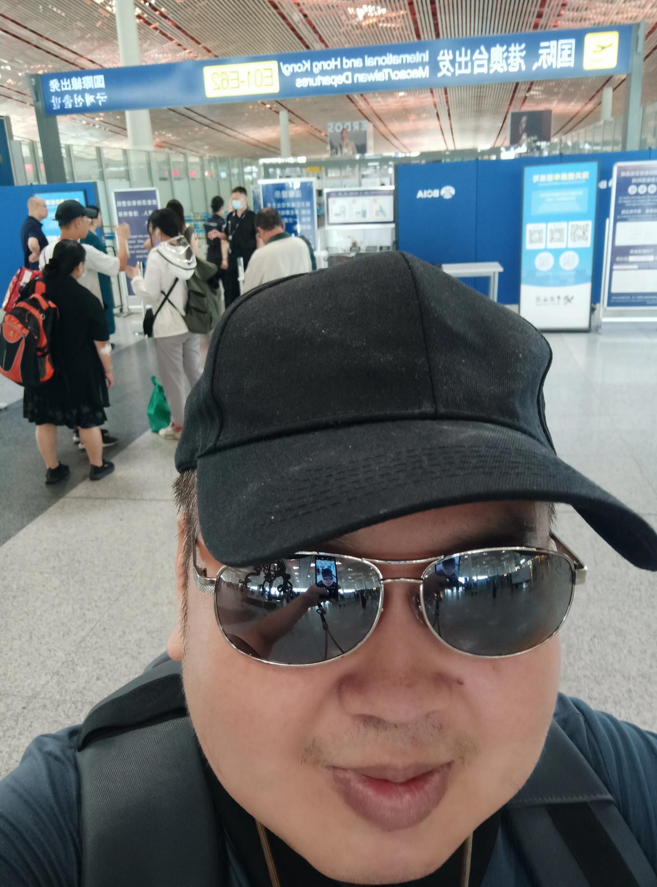 回台湾投案前呼吸最后的自由空气😏
 