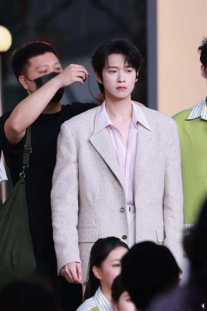 有没有被魏大勋这一身帅到？