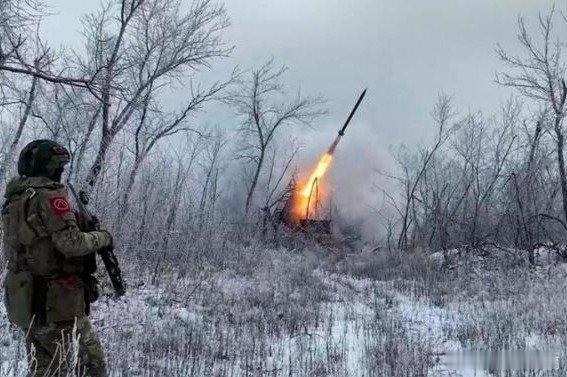 凤凰新闻【俄军苦战1年终于要有成果，乌军最近恐丢3城，但距普京目标尚远】俄乌冲突