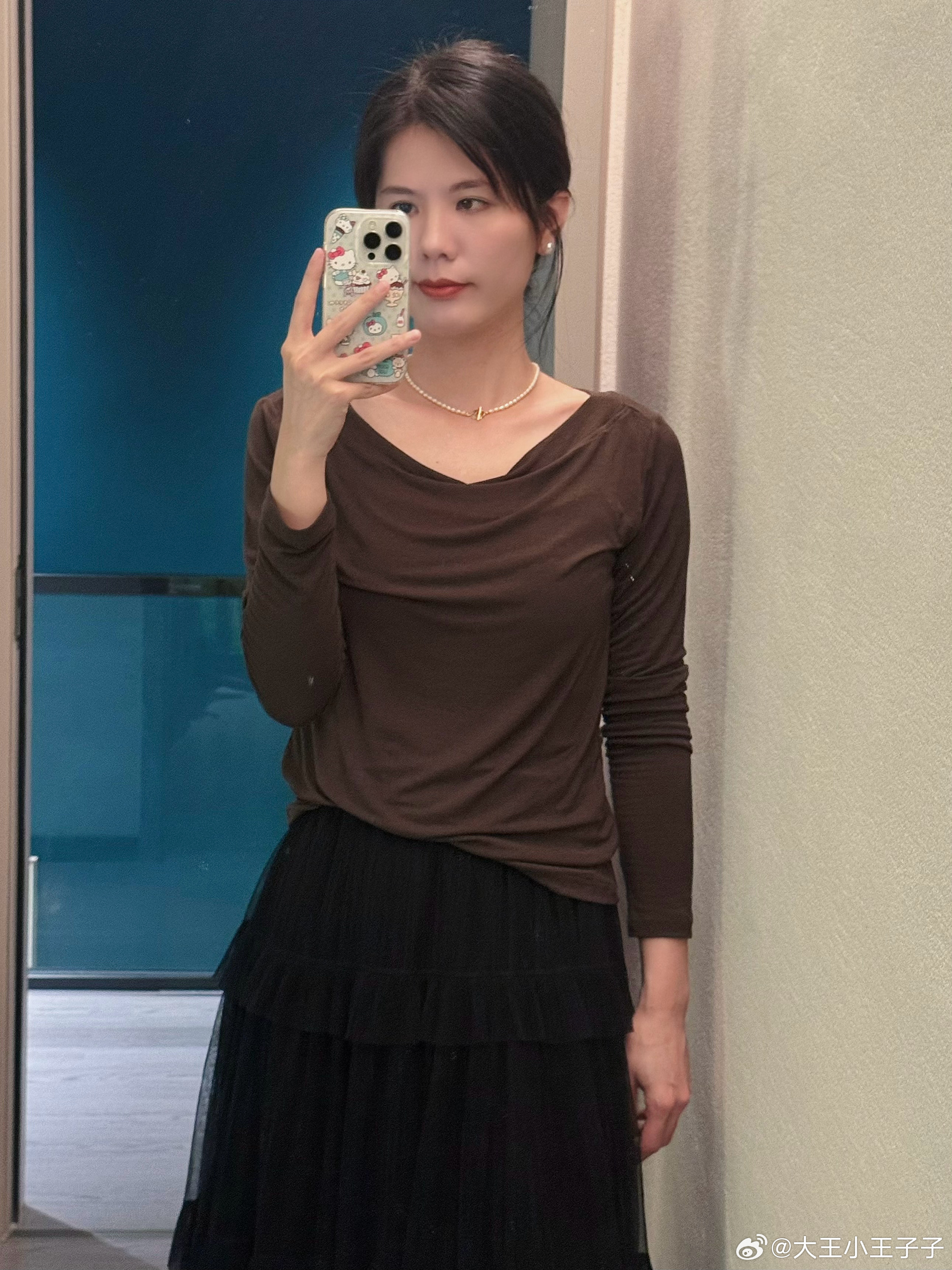 有网友觉得会不会不露肩会像秋衣？？李局和硬糖用AI给我拉上了肩（图一和图二）怕我