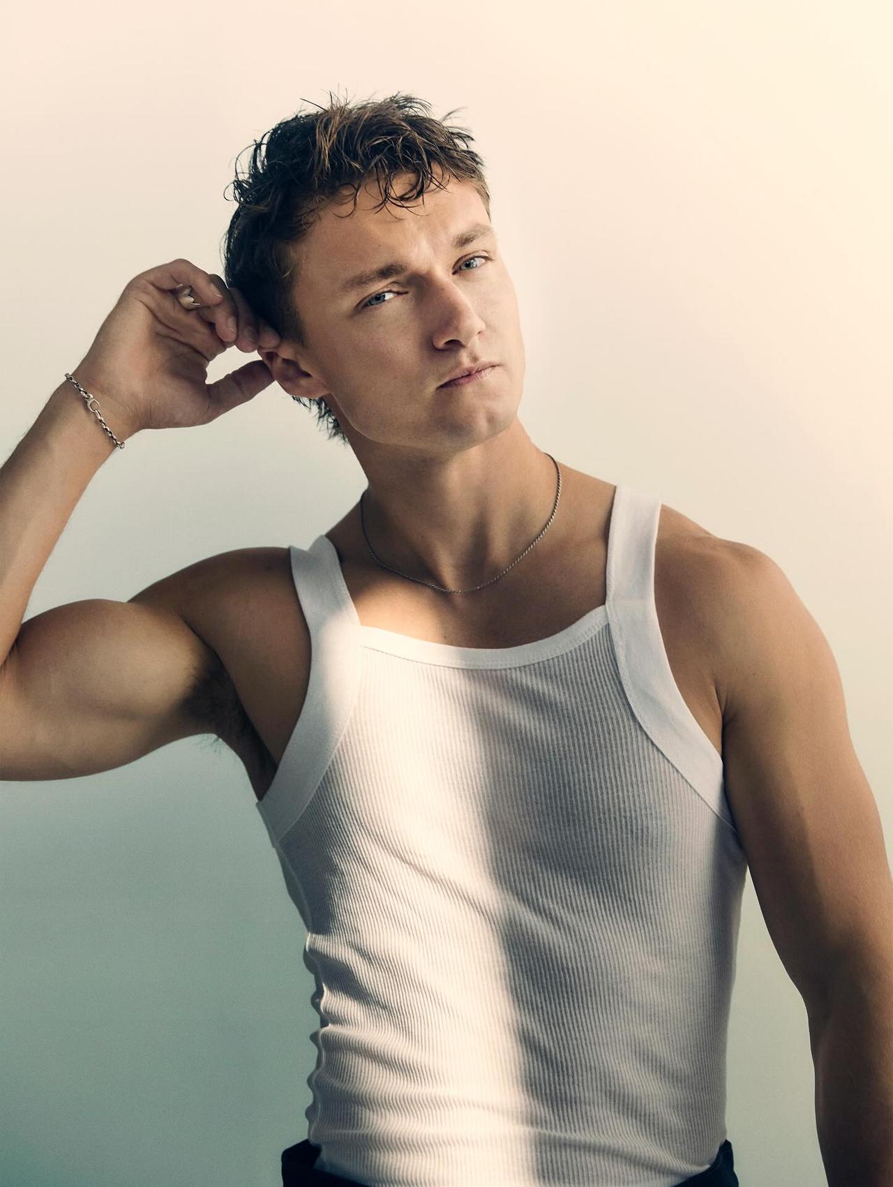 刷到荷兰弟男闺蜜、十八线英国男演员 Harrison Osterfield 的日