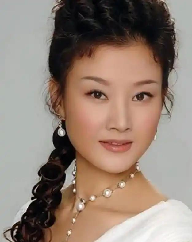 1995年，不满18岁的同乡保姆江海平趁她外出，拿走3.5万元、3000美元和一