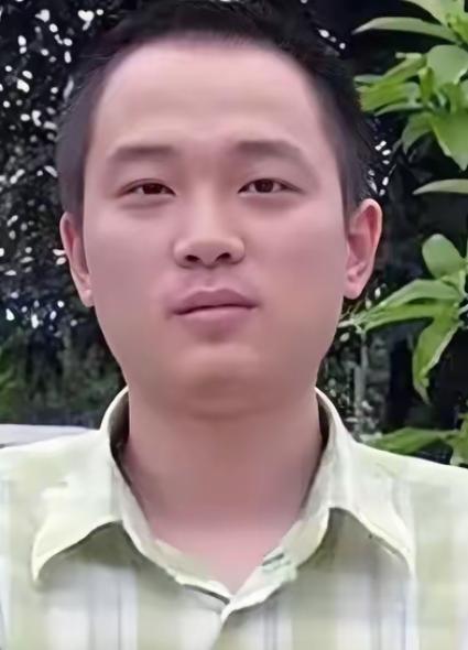 他被叫作全国第一考霸，国内唯一四次上高考的人。先后拿到复旦、北大、清华的录取，却