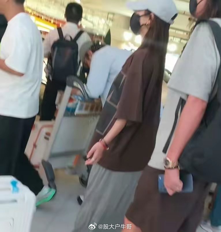 今年影视寒冬的讨论还没停，娱乐圈倒先迎来“怀孕高峰”。六月白举纲官宣当爸，七月汤