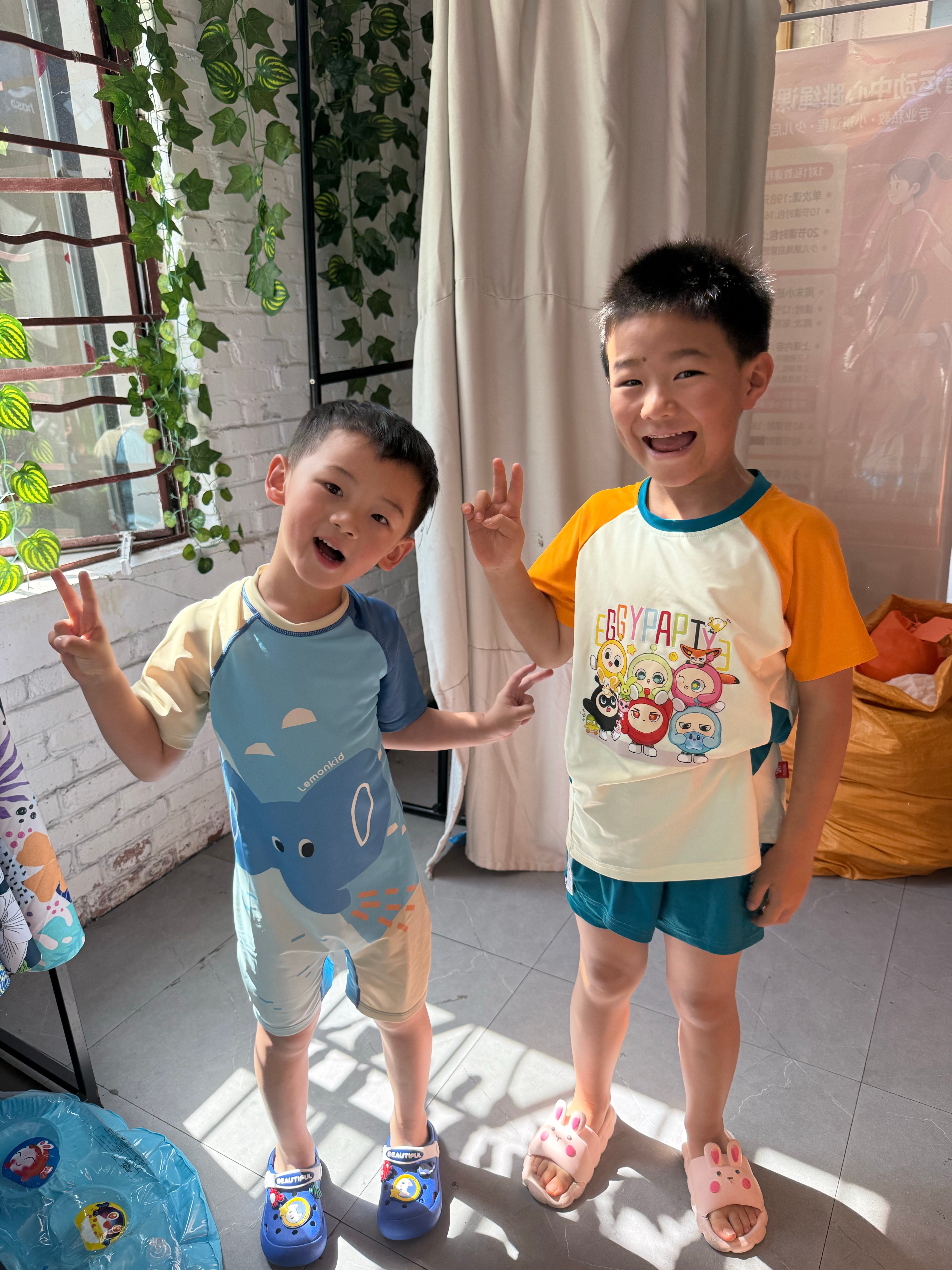 来游泳试课了。简直了那孩子，人山人海跟下饺子一样