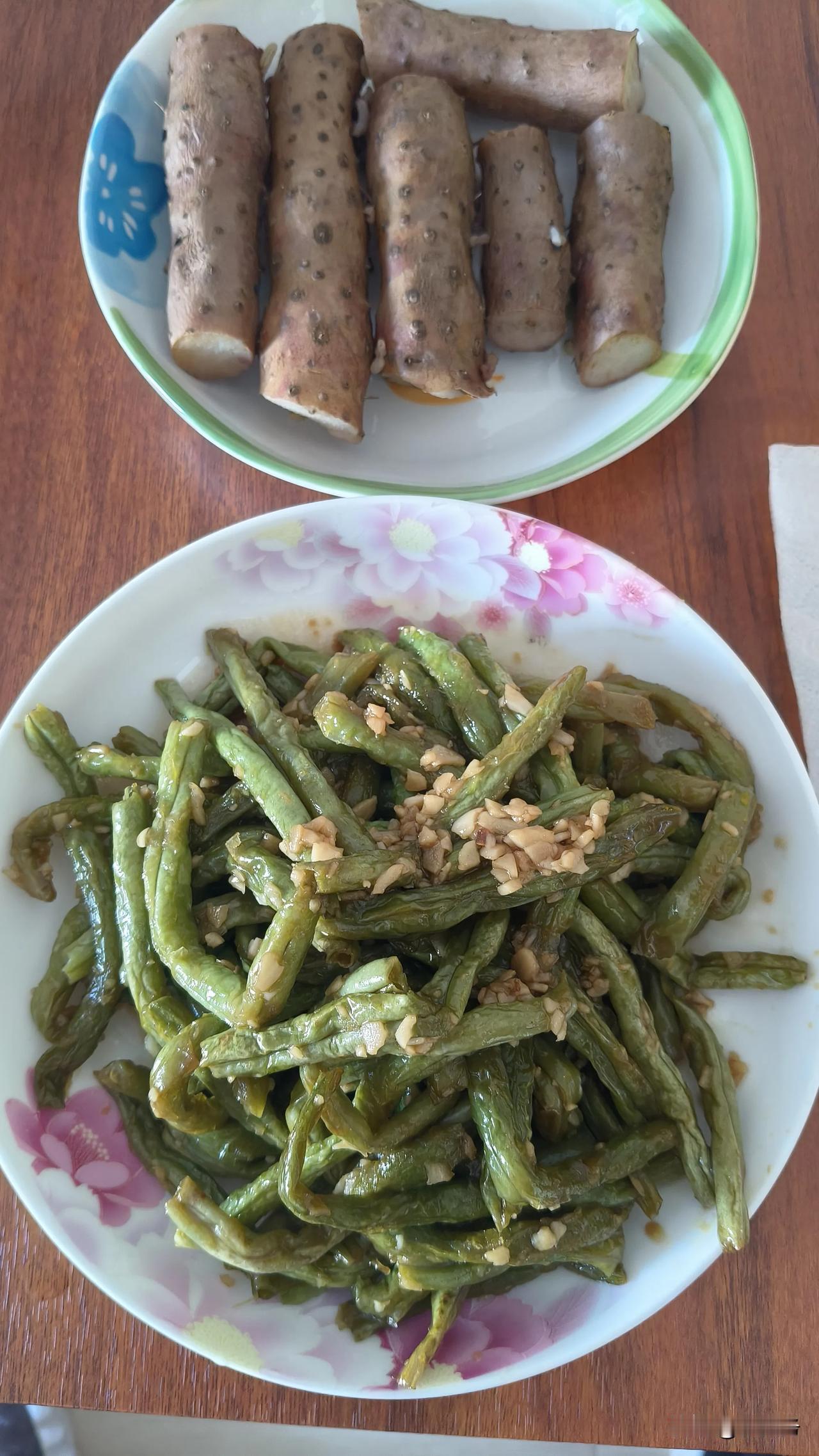 我今天的饭菜:我做的白菜炖豆腐，我做的杂粮米饭。蒸的铁棍山药，一个水煮蛋，一个苹