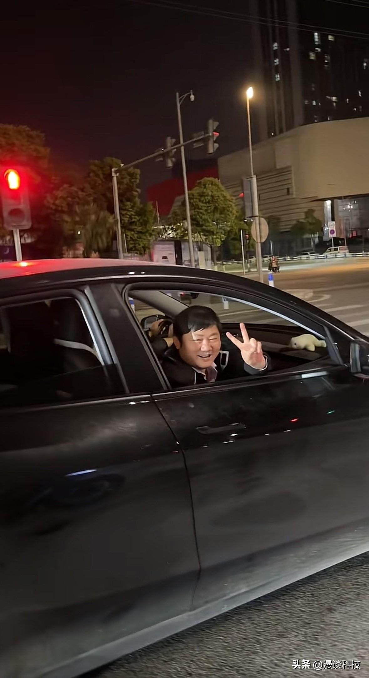 摩友重庆街头等红绿灯偶遇张雪，激动得不得了，张总还说车友的音响帅。

虽然摩友骑