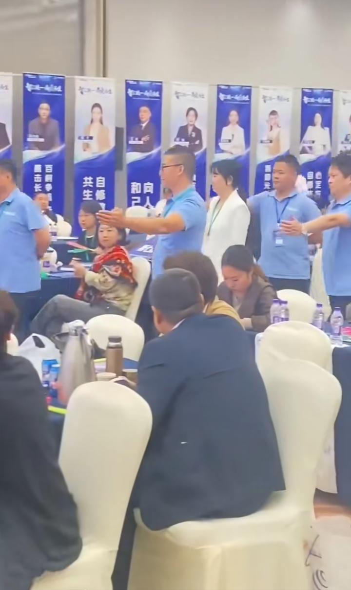 出场阵势！第一图是卖保险的，第二第三是明星，最后是军人！