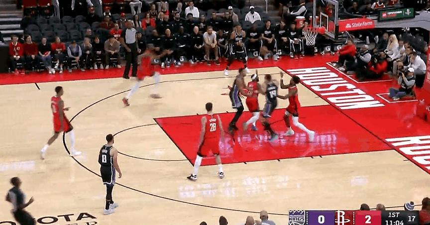 失误！威少看到阿杜还是太急了！
在今天NBA常规赛国王对阵火箭的第一节比赛中，威