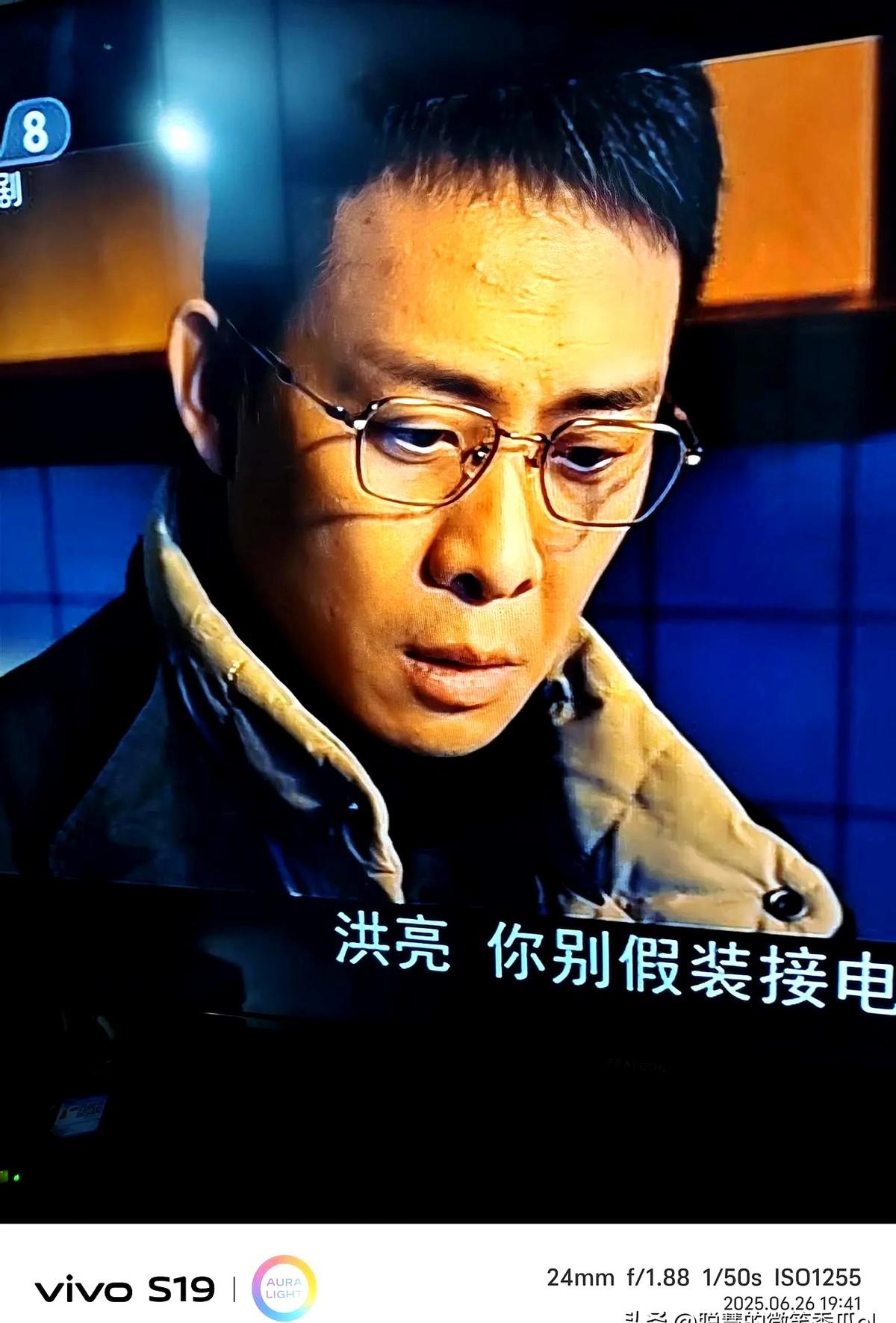 一个检察官，被逼到墙角。

他流的泪，你看懂了吗？

说的就是电视剧《以法之名》