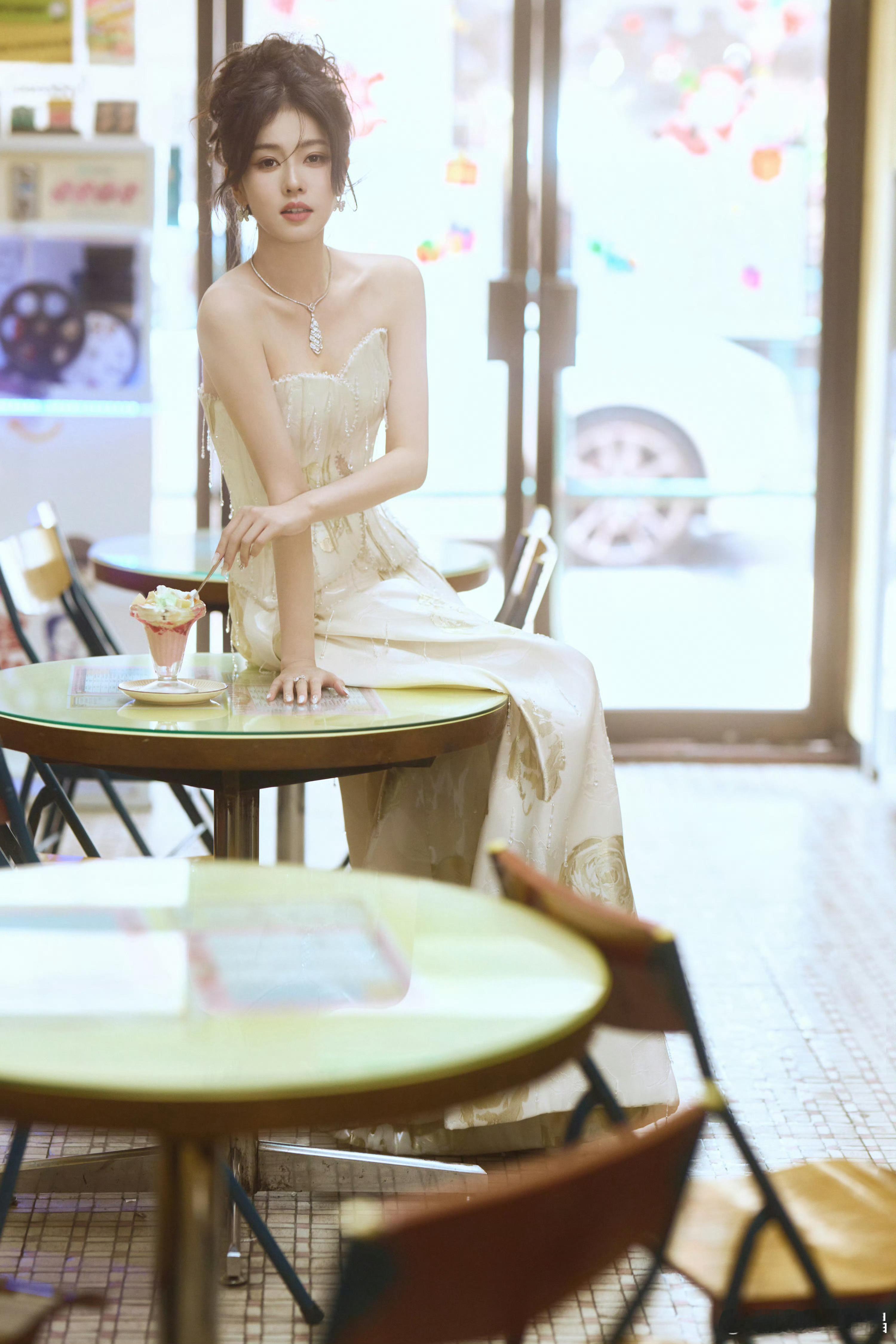 白鹿今日出席爱奇艺尖叫之夜 的第二套造型，穿了 GUO PEI 2026 春夏定